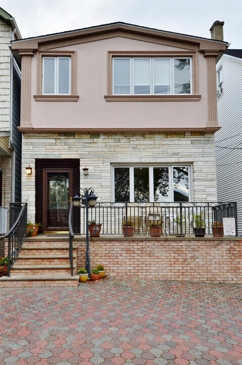 19 W 32ND St in Bayonne, NJ - Building Photo