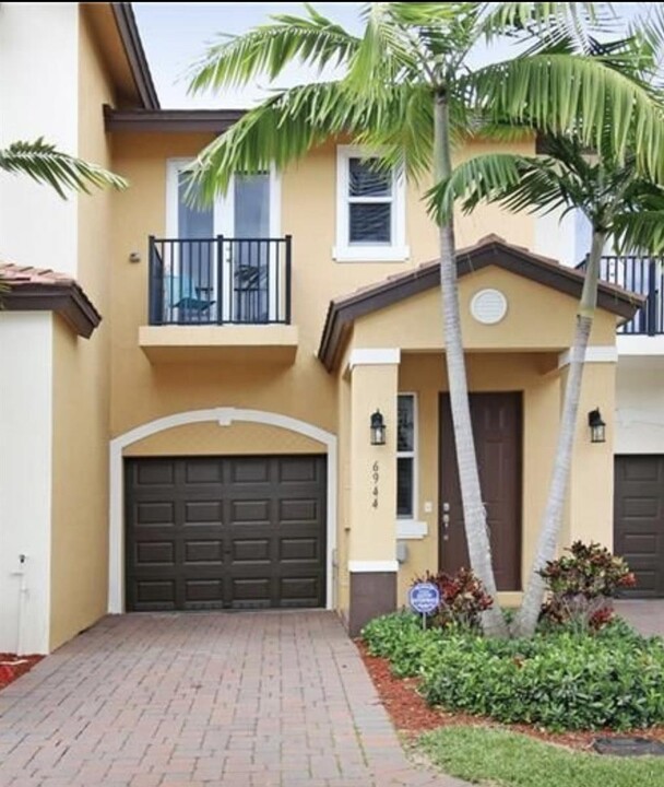 6944 Long Pine Cir in Coconut Creek, FL - Building Photo