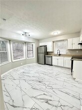 337 Bradley Woods Ct NW in Lilburn, GA - Foto de edificio - Building Photo