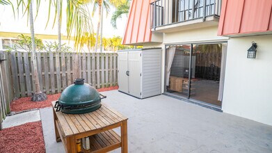 3211 Gardens E Dr in Palm Beach Gardens, FL - Building Photo - Building Photo