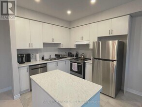 2 Mockingbird Ln in Hamilton, ON - Building Photo - Building Photo