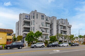 5605 Gentry Ave in Valley Village, CA - Foto de edificio - Building Photo