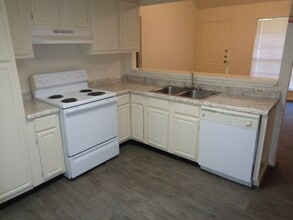 701 Foster Dr in Conroe, TX - Building Photo - Building Photo