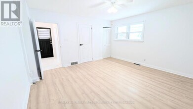 330 Adelaide Ave E in Oshawa, ON - Building Photo - Building Photo