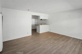 1010 E 32nd St, Unit B in Signal Hill, CA - Foto de edificio - Building Photo