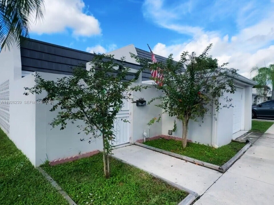 19066 Bob-O-Link Dr in Hialeah, FL - Building Photo