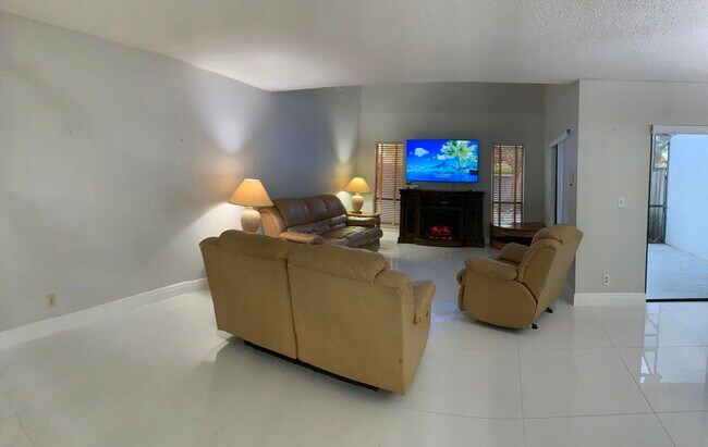 1494 White Pine Dr in Wellington, FL - Building Photo - Building Photo