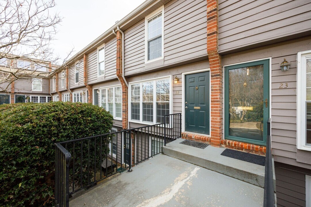 5900 Patterson Ave in Richmond, VA - Building Photo