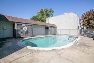 Rio Townhouses in Chico, CA - Foto de edificio - Building Photo