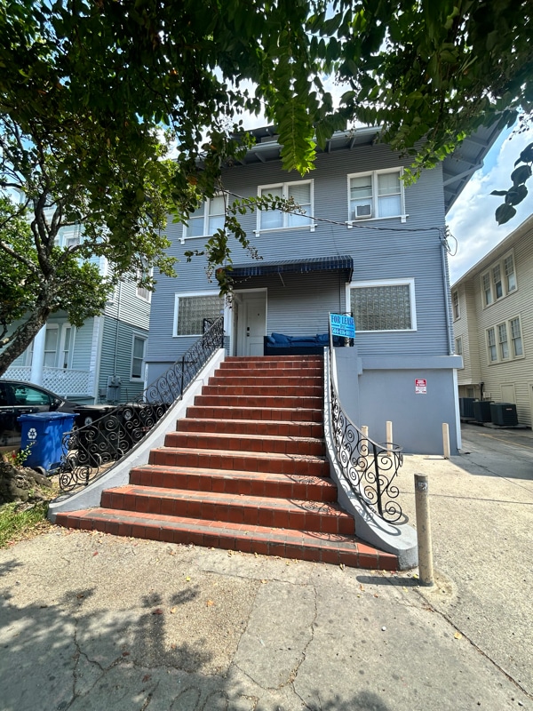 1009 Broadway St