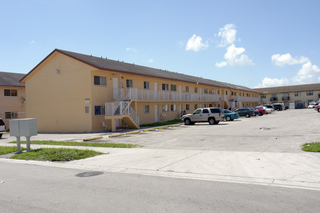 5525 W 24th Way in Hialeah, FL - Foto de edificio