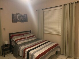 900 NE 85th St in Miami, FL - Building Photo