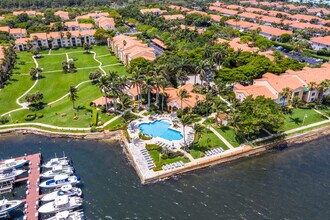120 Yacht Club Way in Hypoluxo, FL - Foto de edificio - Building Photo