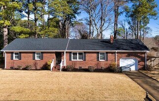 561 Summit Ridge Dr in Chesapeake, VA - Building Photo