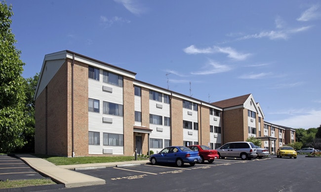 St. Patrick Apartments I and II in Florissant, MO - Foto de edificio - Building Photo