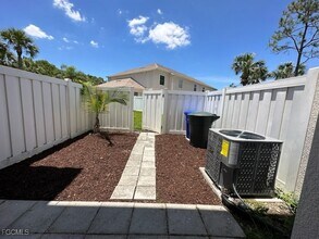 3627 Pine Oak Cir in Ft. Myers, FL - Building Photo - Building Photo