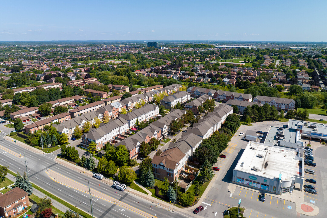 2 Spraggins Ln in Ajax, ON - Building Photo