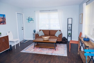 126 S E St in Lake Worth, FL - Foto de edificio - Building Photo