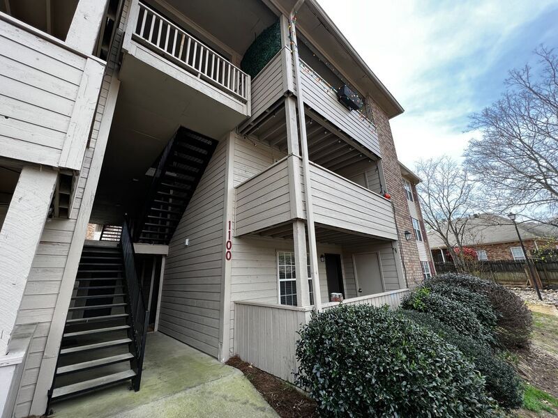 1101 Chapel Creek Dr in Hoover, AL - Building Photo