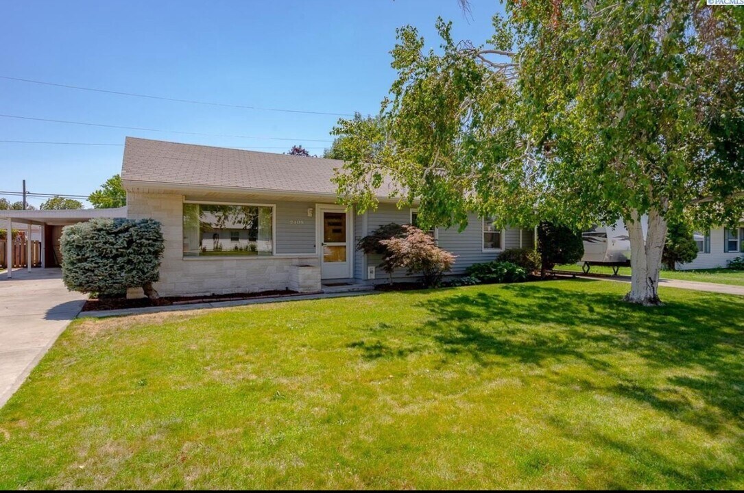 2405 Torbett St in Richland, WA - Building Photo