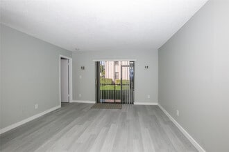 10557 NW 10th St in Pembroke Pines, FL - Building Photo - Building Photo