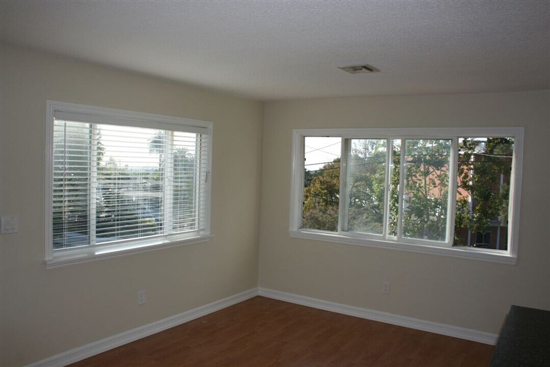 241 S La Alameda Ave in San Pedro, CA - Building Photo