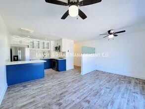 5585 E Pacific Coast Hwy in Long Beach, CA - Building Photo - Building Photo