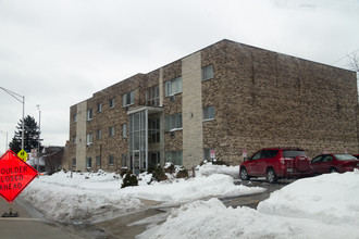 11205 W Bluemound Rd in Milwaukee, WI - Foto de edificio - Building Photo