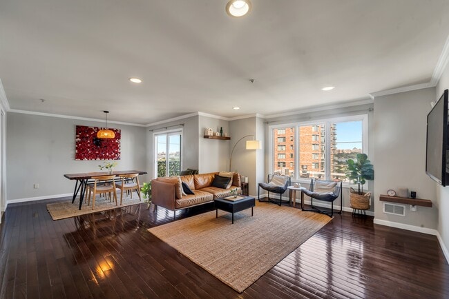 15 Legend Hills Dr in Edgewater, NJ - Building Photo - Building Photo