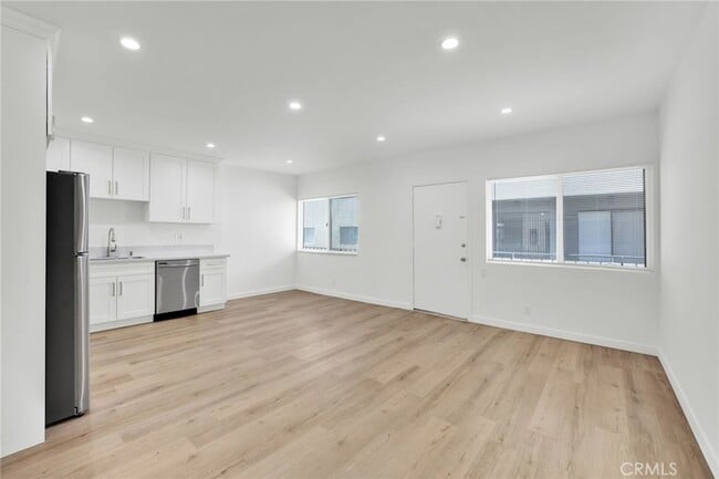 13018 Valleyheart Dr, Unit 4 in Los Angeles, CA - Building Photo - Building Photo
