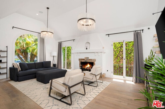 321 Laurel Ave in Los Angeles, CA - Building Photo - Building Photo