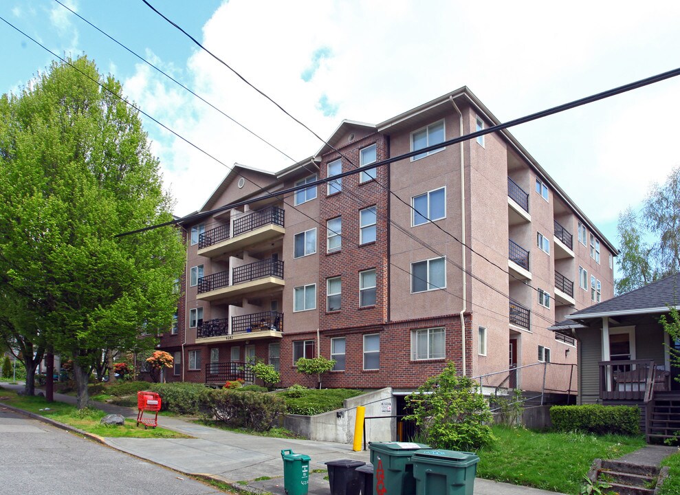 Cedar Apartments in Seattle, WA - Building Photo