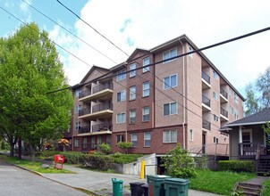 Cedar Apartments in Seattle, WA - Building Photo - Building Photo