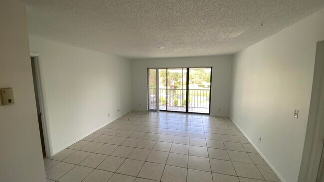 1105 Green Pine Blvd in West Palm Beach, FL - Building Photo - Building Photo