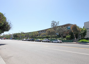 Encino Plaza Apartments in Encino, CA - Building Photo - Building Photo