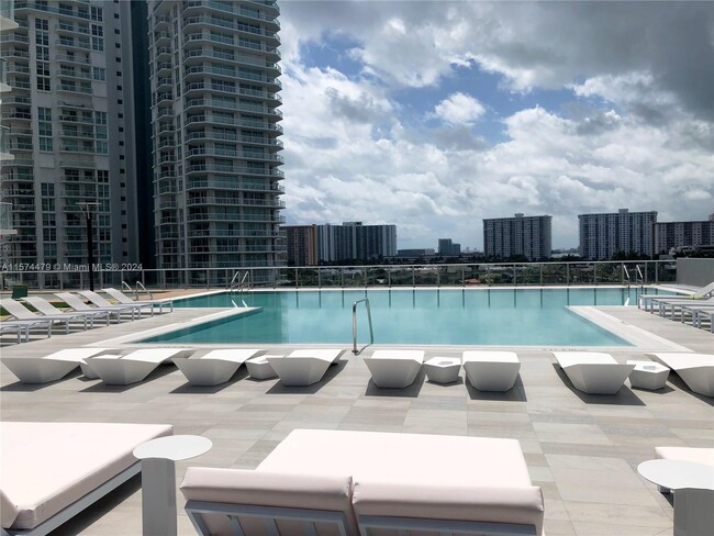 300 Sunny Isles Blvd, Unit 2103 in Sunny Isles Beach, FL - Foto de edificio - Building Photo