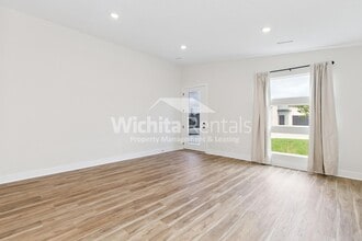 9607 E Annabelle Cir in Wichita, KS - Building Photo - Building Photo
