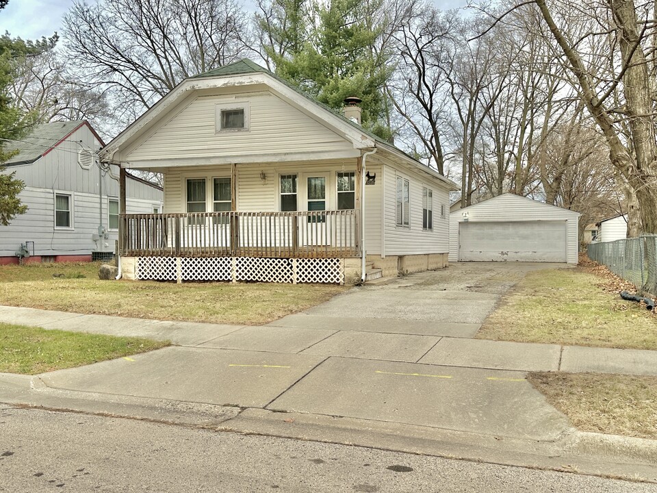 3226 10th St in Rockford, IL - Building Photo