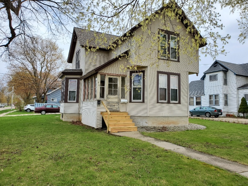 303 W Jefferson St in Waupun, WI - Building Photo