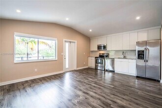 2412 NE 26th St in Fort Lauderdale, FL - Building Photo - Building Photo