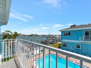 483 E Shore Dr in Clearwater, FL - Building Photo - Building Photo
