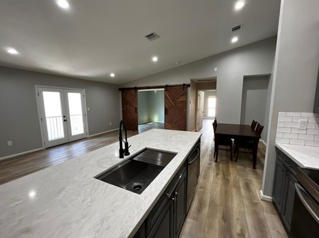 2425 Augusta Dr in Houston, TX - Building Photo - Building Photo