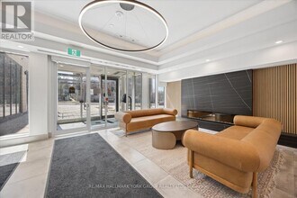 705 Davis Dr in Newmarket, ON - Building Photo - Building Photo
