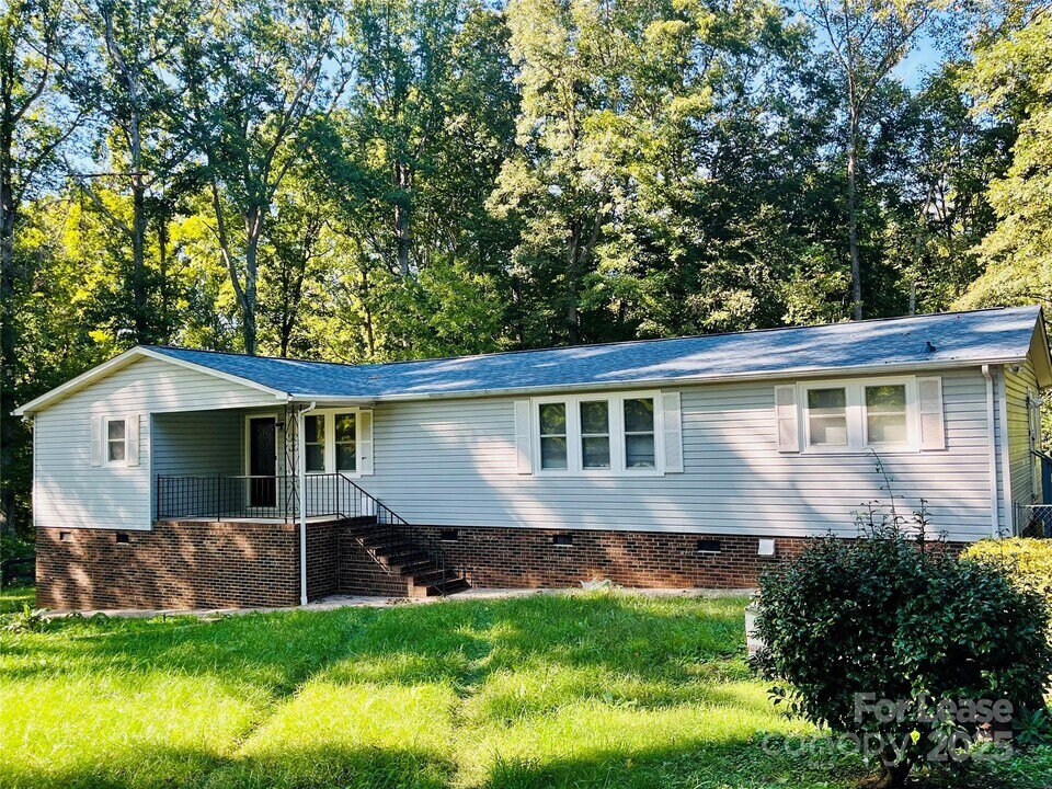 4301 Eagle Chase Dr in Charlotte, NC - Building Photo