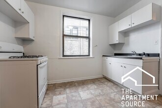 2337 N Spaulding Ave, Unit 1B in Chicago, IL - Building Photo - Building Photo