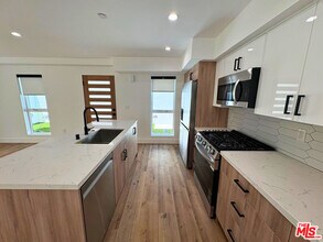 4454 Clinton St in Los Angeles, CA - Building Photo - Building Photo