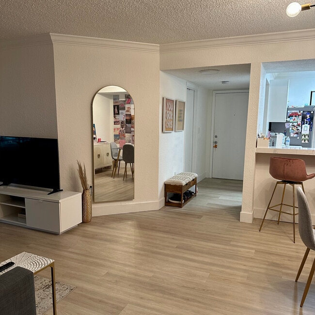 10795 SW 108th Ave, Unit 304 in Miami, FL - Building Photo - Building Photo