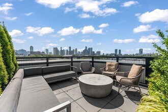 255 BRUNSWICK St in Jersey City, NJ - Building Photo - Building Photo