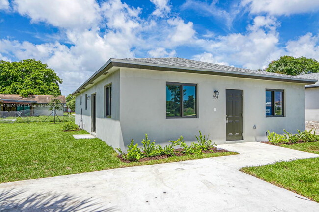 981 NW 4th Ave in Pompano Beach, FL - Building Photo - Building Photo