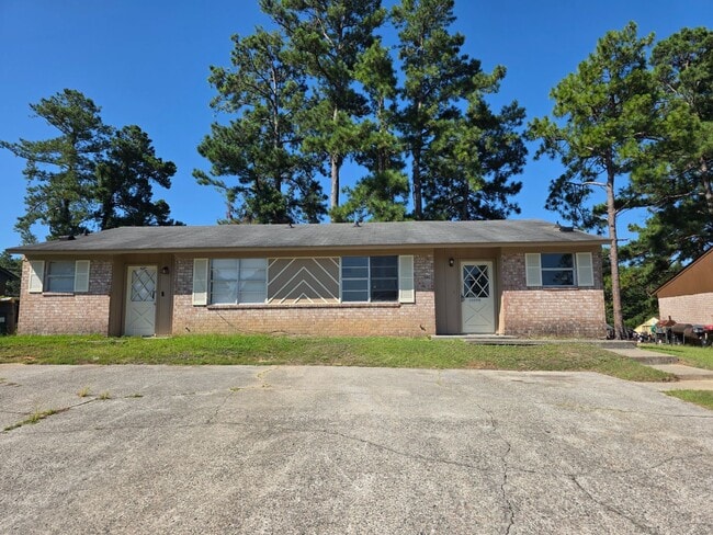 property at 2865 Glenn Hills Cir